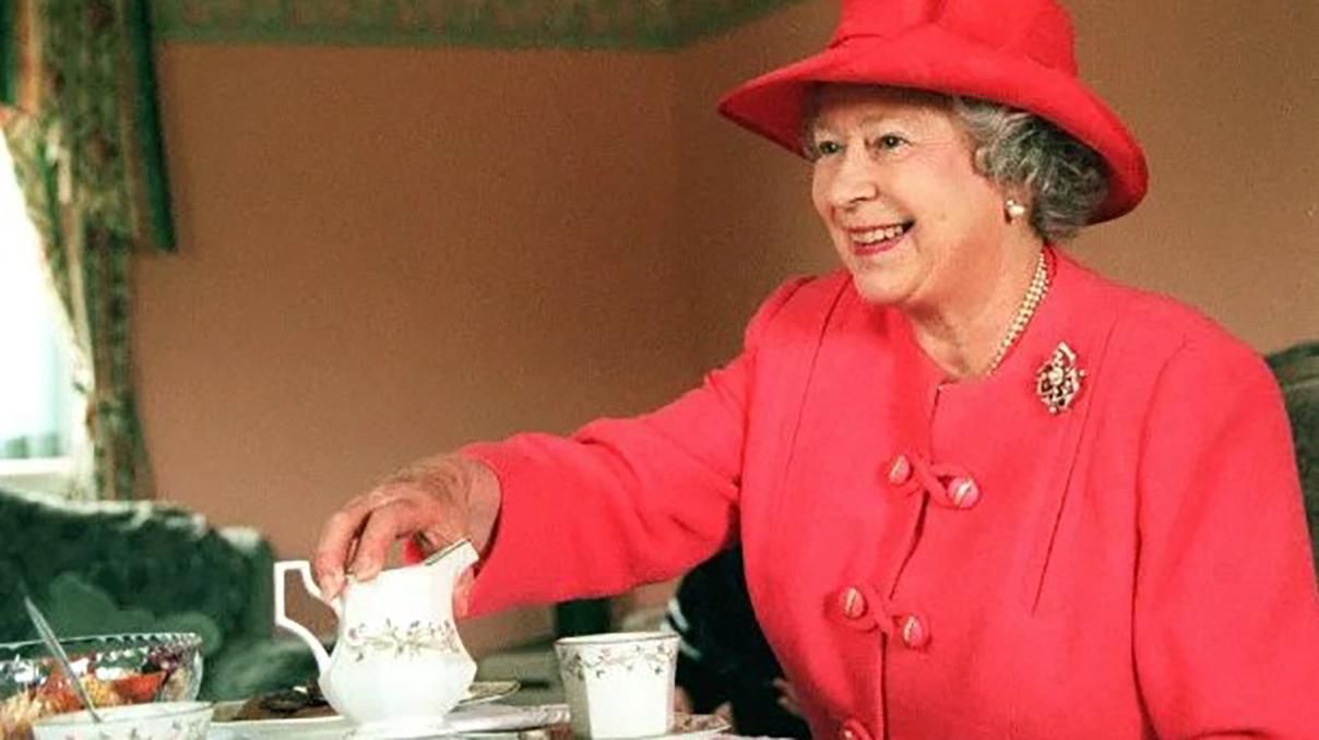 Елизавета II подала чай мебельщику, который работал в Букингемском дворце: интересные детали