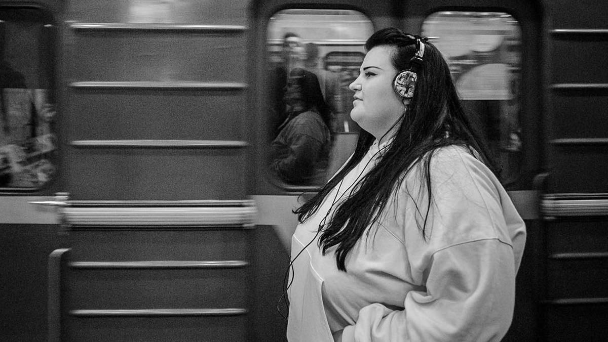 Alyona Alyona розповіла про гастролі по світу в новому кліпі "Завтра": яскраве відео Alyona Alyona розповіла про гастролі по світу в новому кліпі "Завтра": яскраве відео