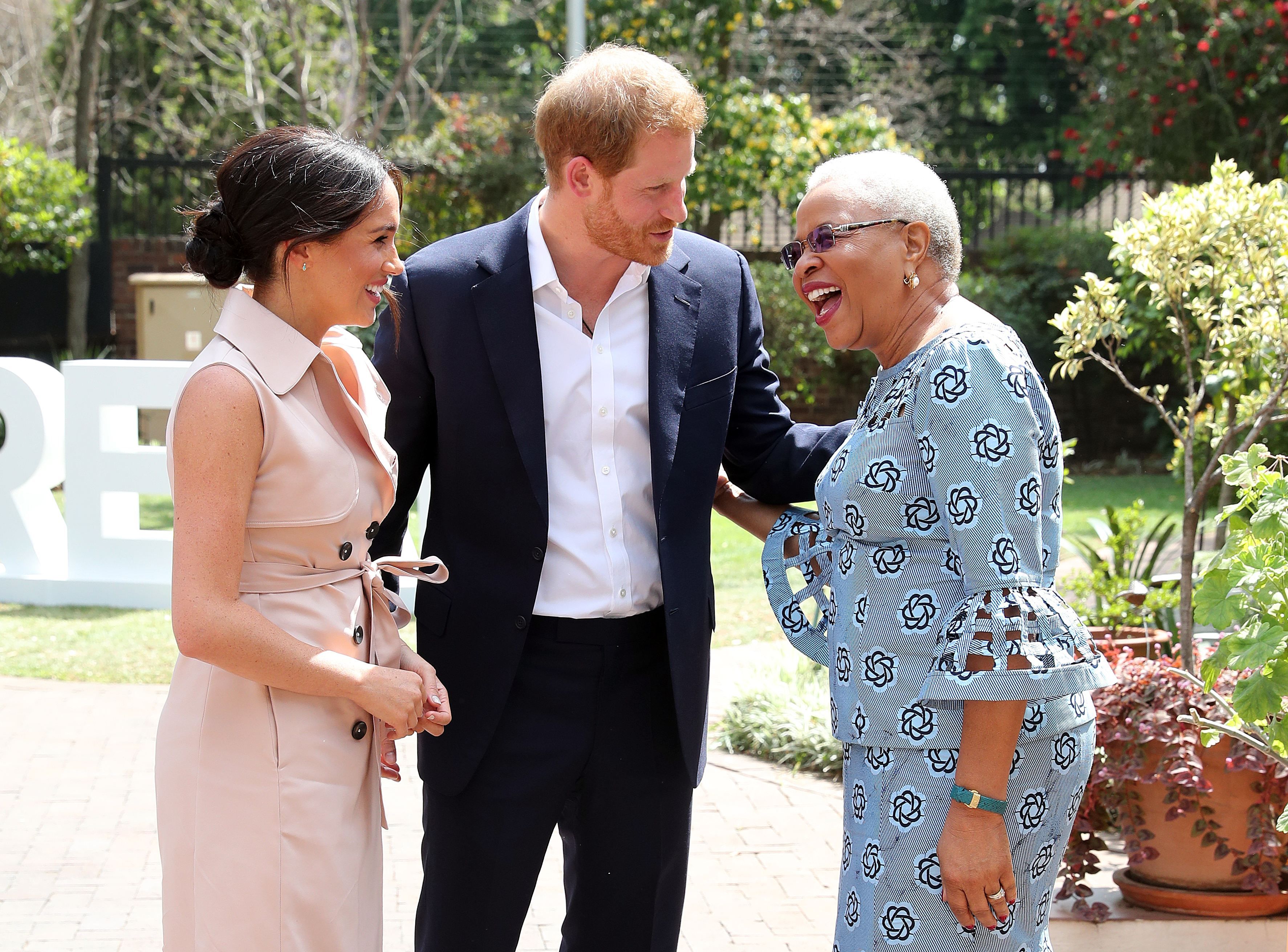 В платье-тренче: стильная Меган Маркл встретилась со вдовой Нельсона Манделы – президента ЮАР