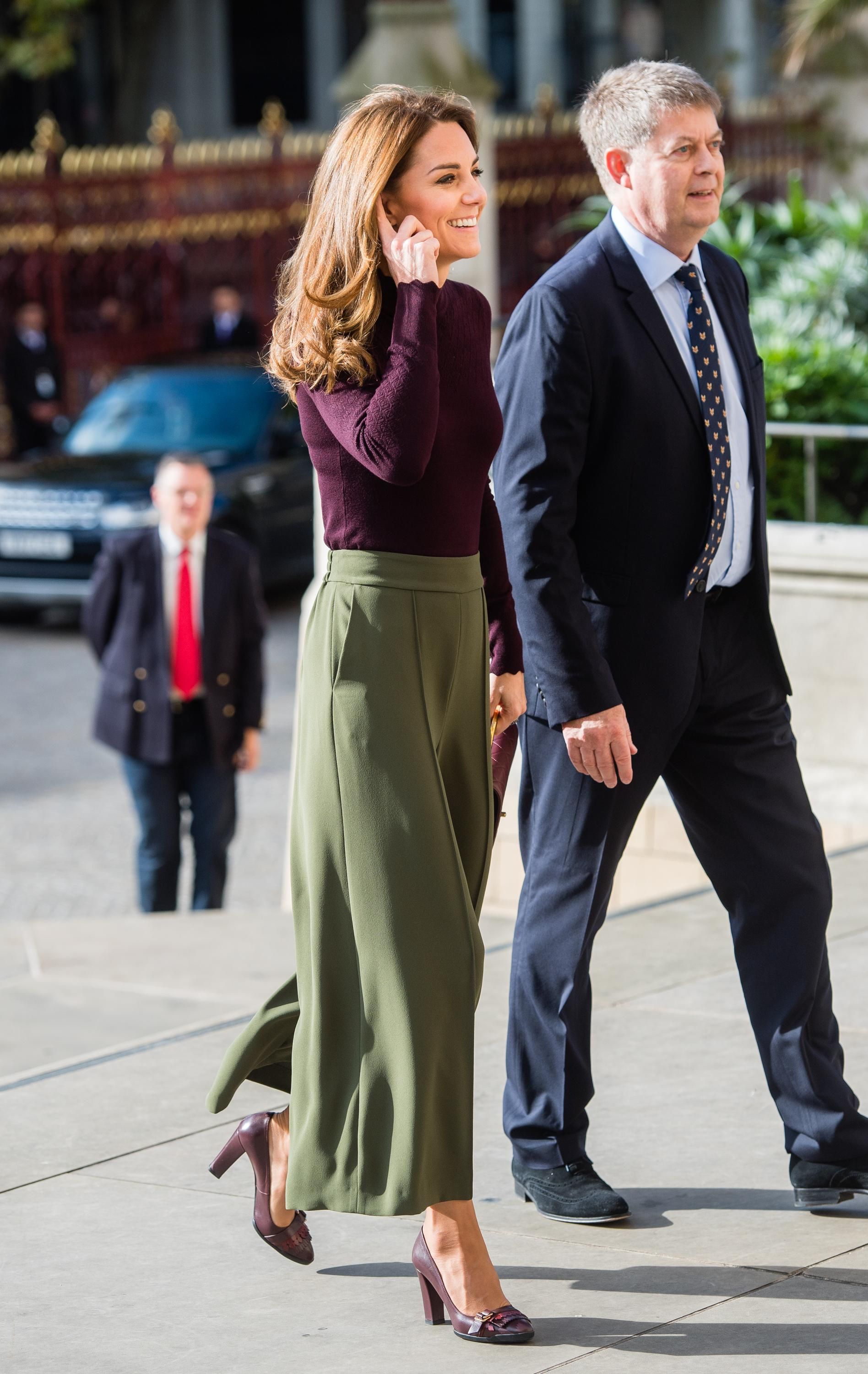 Королева вуличного стилю: Кейт Міддлтон з'явилася в оливкових кюлотах на вулицях Лондона Королева вуличного стилю: Кейт Міддлтон з'явилася в оливкових кюлотах на вулицях Лондона