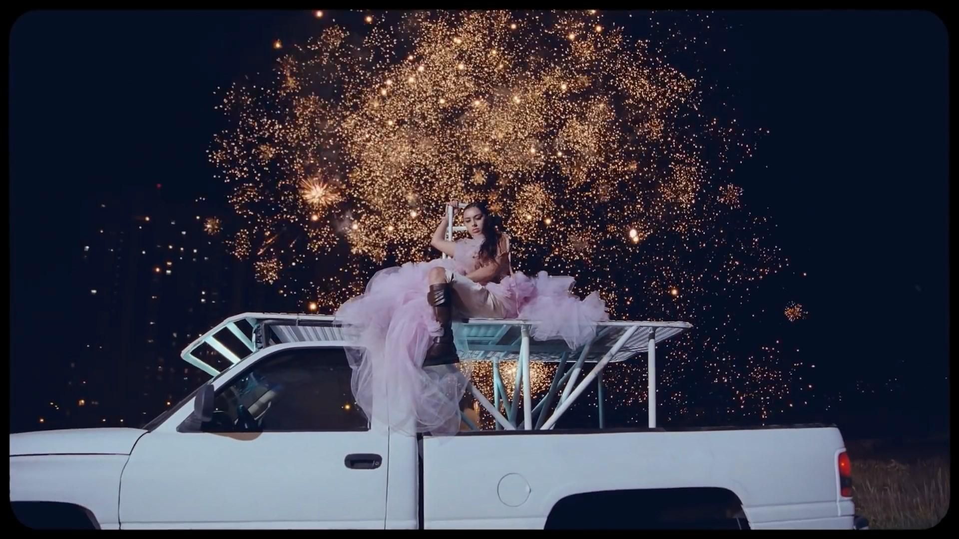 Відома британська співачка зняла кліп на столичній Троєщині: ефектне відео Відома британська співачка зняла кліп на столичній Троєщині: ефектне відео