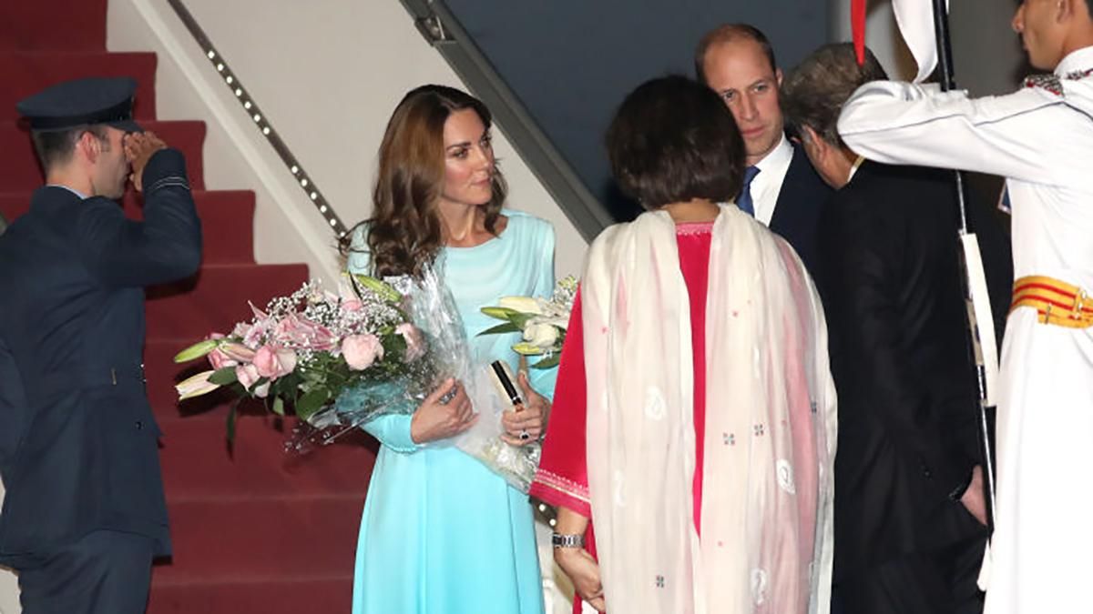 Кейт Миддлтон в роскошном наряде прилетела в Пакистан: фото Кейт Миддлтон в роскошном наряде прилетела в Пакистан: фото