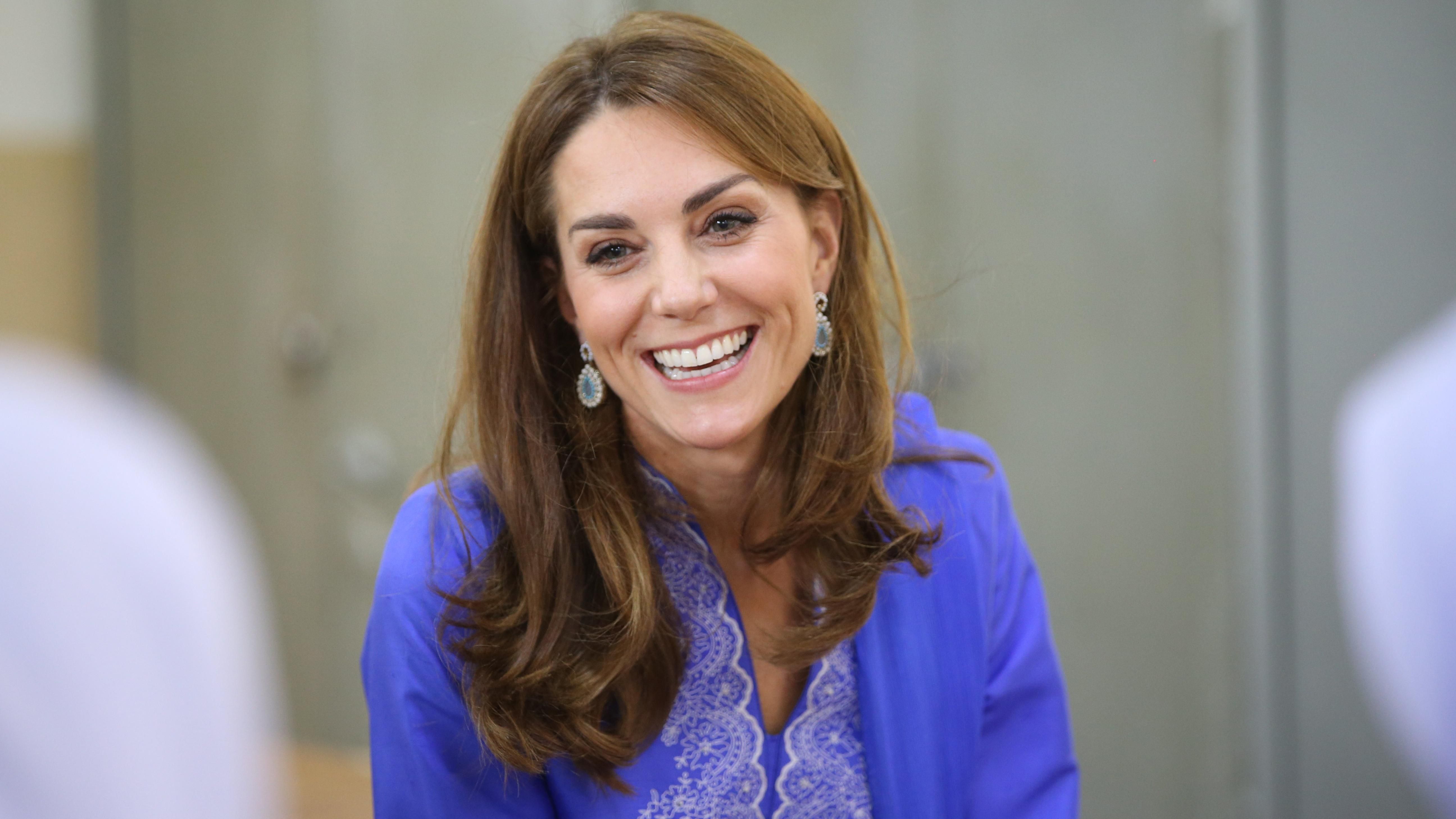 Другий день туру: Кейт Міддлтон вразила образом із вишитими орнаментами Другий день туру: Кейт Міддлтон вразила образом із вишитими орнаментами