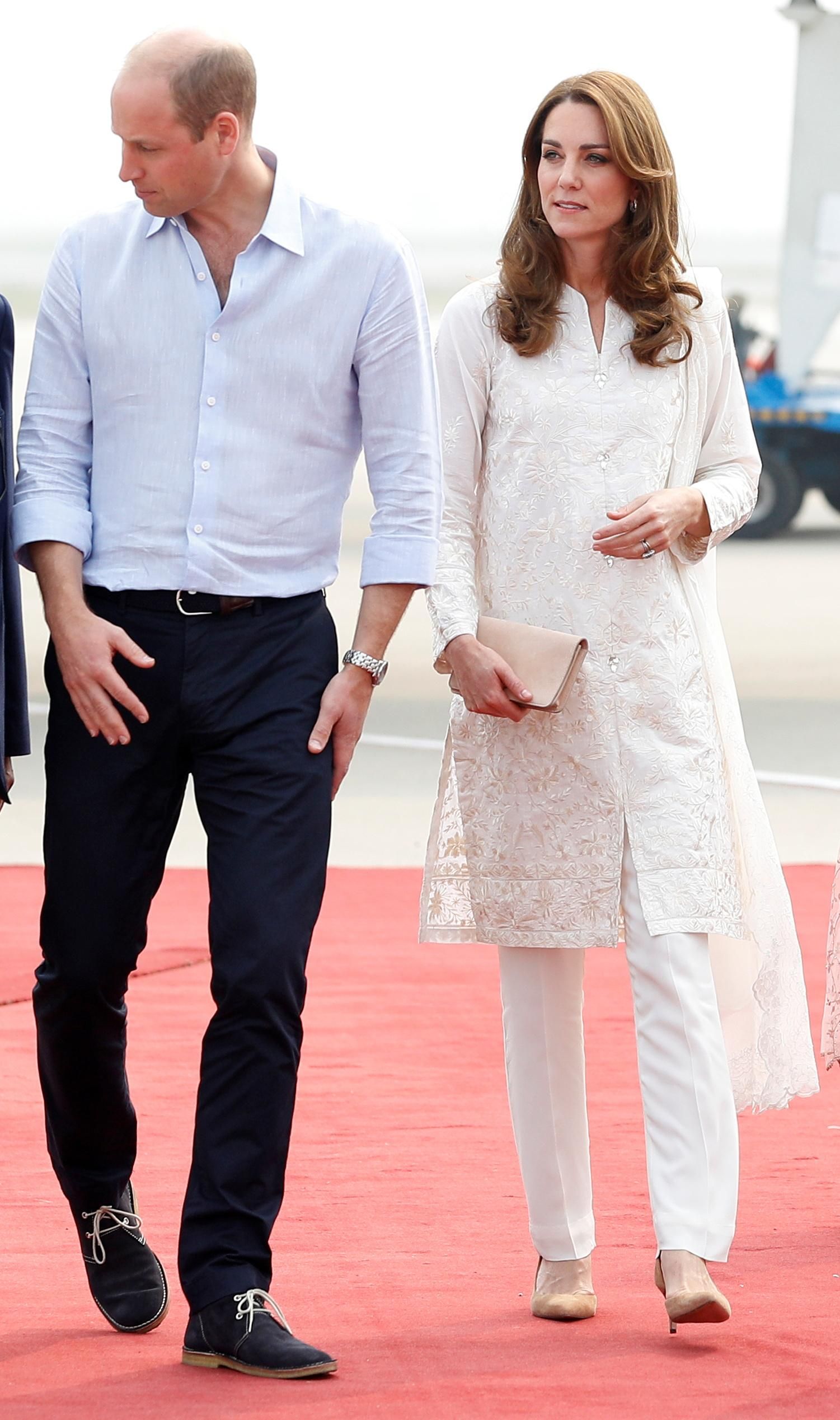 В белоснежном наряде: Кейт Миддлтон и принц Уильям прилетели в Лахор