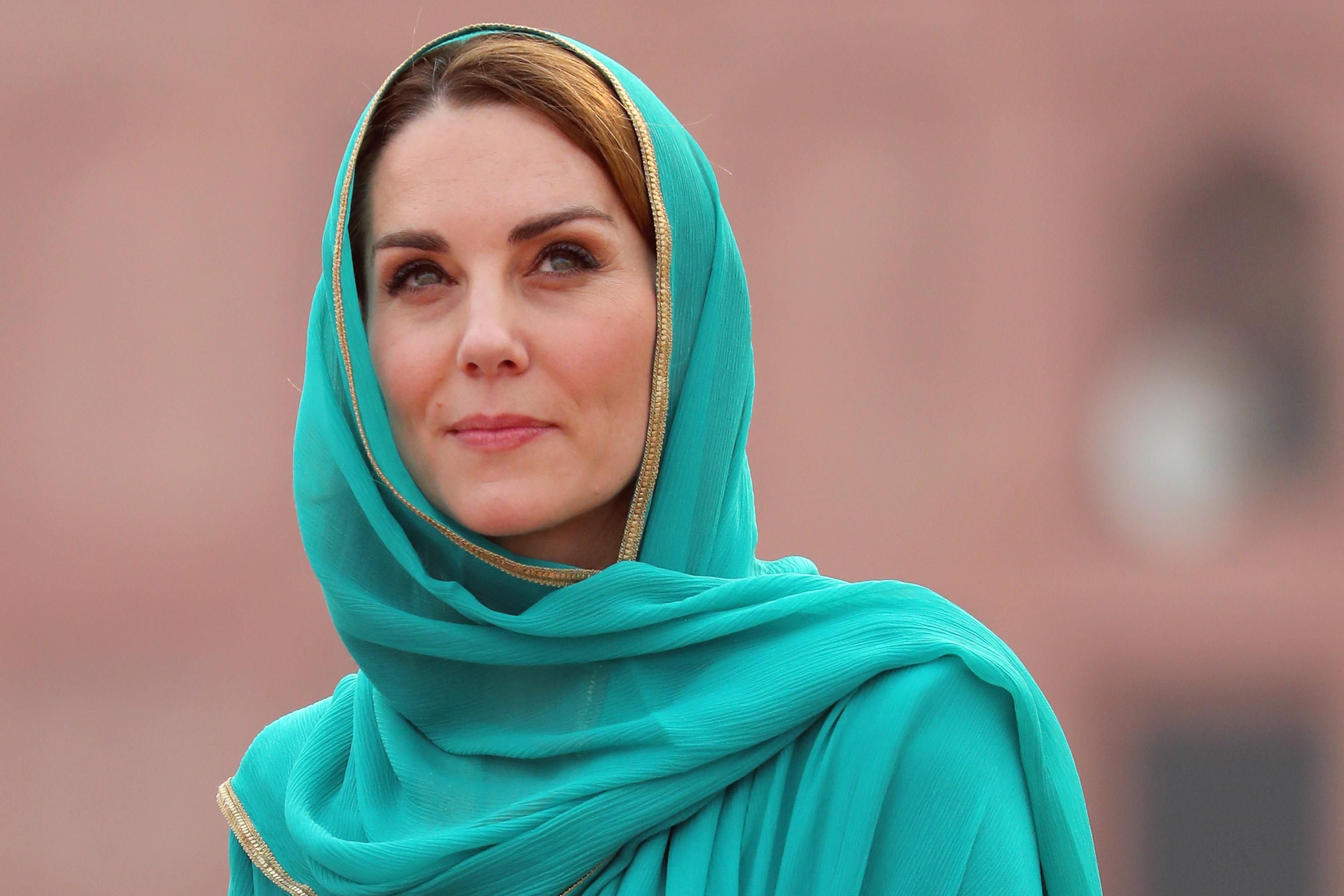 В стиле Дианы: Кейт Миддлтон надела национальную пакистанскую одежду для визита в мечеть  – фото