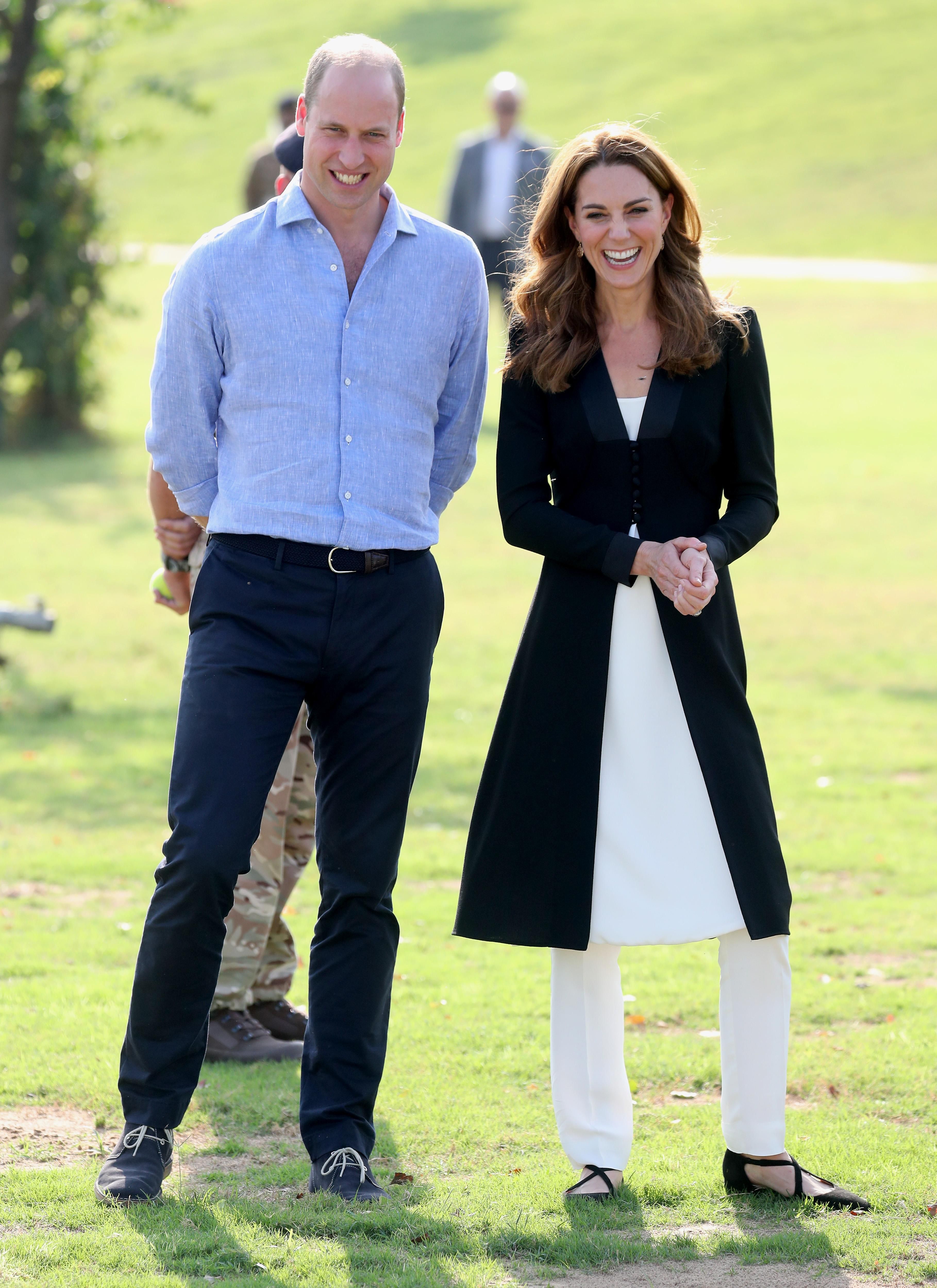 В черно-белом наряде: Кейт Миддлтон и принц Уильям посетили кинологический центр в Пакистане
