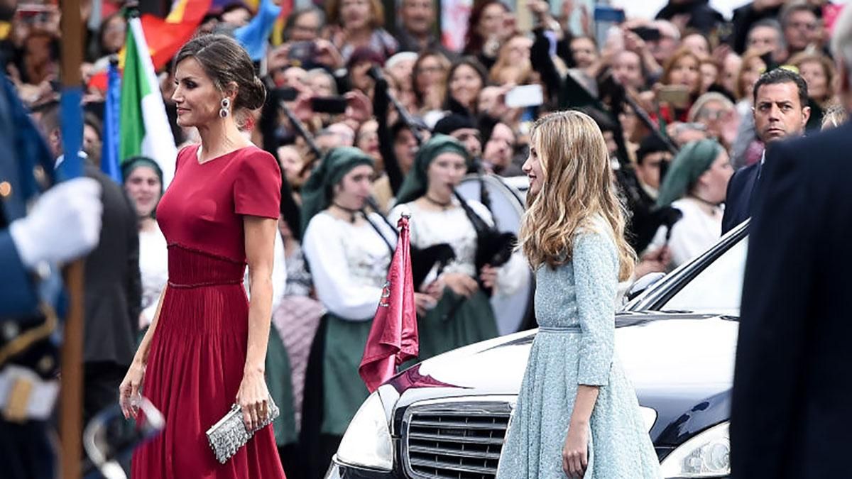 В красном шелковом платье и на каблуках: королева Летиция посетила торжественное событие