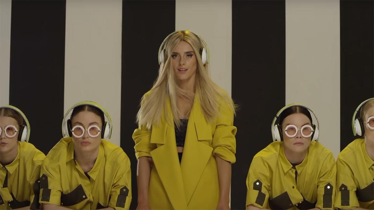 Ірина Федишин приміряла пікантні вбрання в новому кліпі: запальне відео Ірина Федишин приміряла пікантні вбрання в новому кліпі: запальне відео