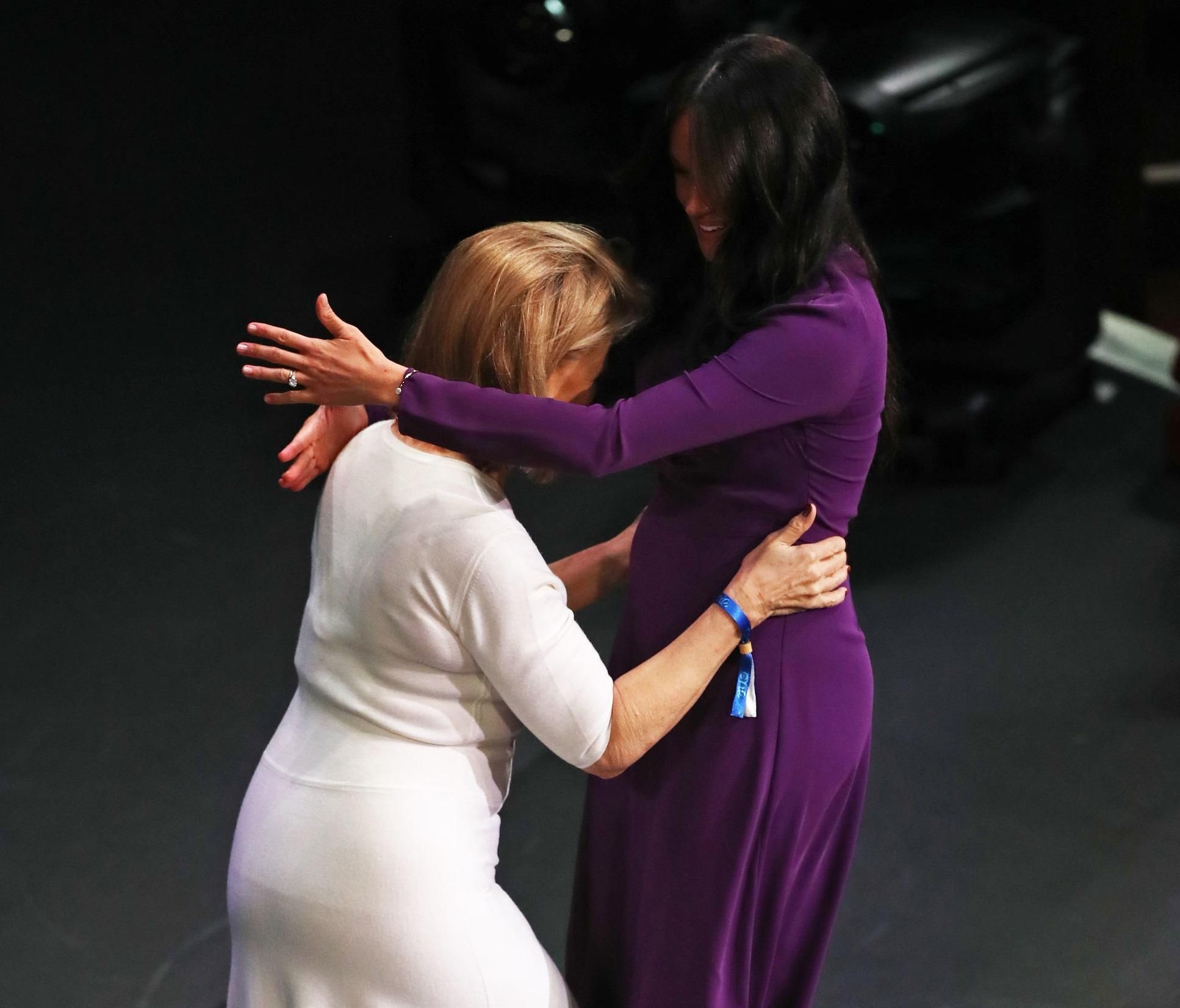 Меган Маркл попала в конфузную ситуацию из-за объятий на публике: видео Меган Маркл попала в конфузную ситуацию из-за объятий на публике: видео