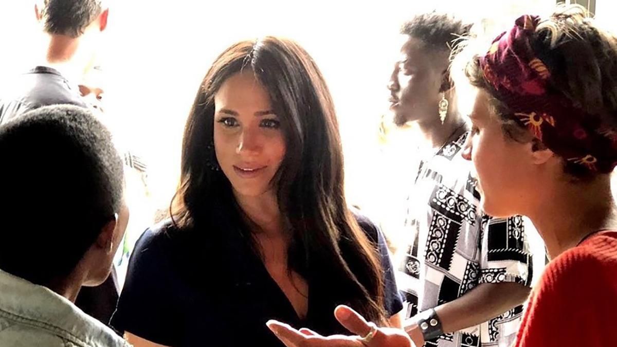 У джинсах та кросівках: Меган Маркл здійснила візит до благодійної організації У джинсах та кросівках: Меган Маркл здійснила візит до благодійної організації