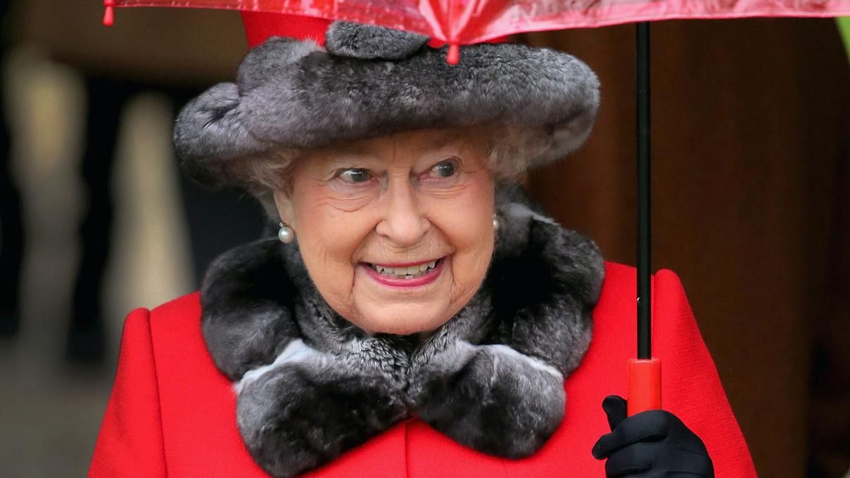 93-летняя королева Елизавета II отказалась от натурального меха