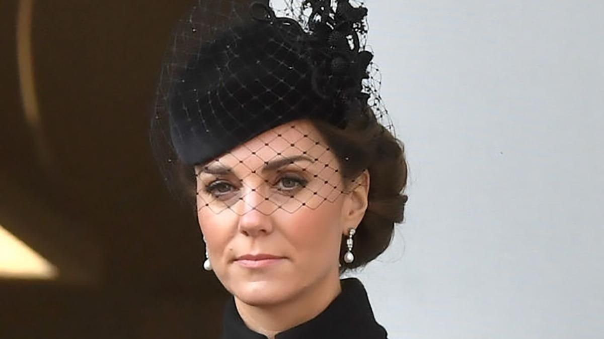 В дизайнерском пальто и шляпке: роскошный выход Кейт Миддлтон В дизайнерском пальто и шляпке: роскошный выход Кейт Миддлтон