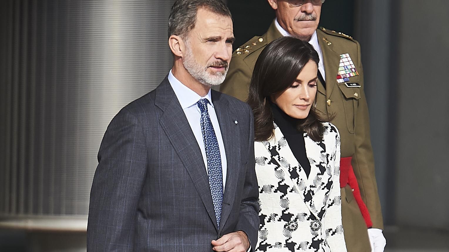 Летиція продемонструвала трендовий жакет в аеропорту Мадрида: фото стильного образу Летиція продемонструвала трендовий жакет в аеропорту Мадрида: фото стильного образу