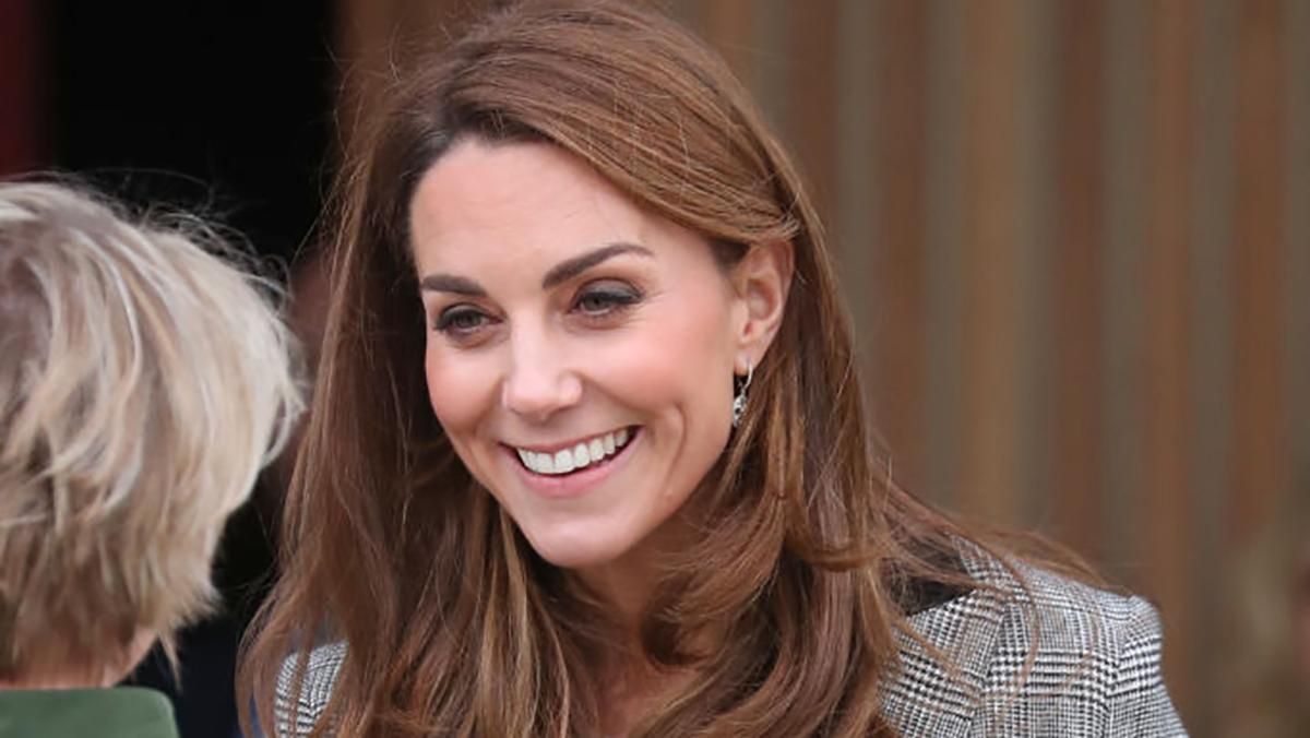 По-королівськи витончено: Кейт Міддлтон вразила вбранням для зустрічі з волонтерами По-королівськи витончено: Кейт Міддлтон вразила вбранням для зустрічі з волонтерами