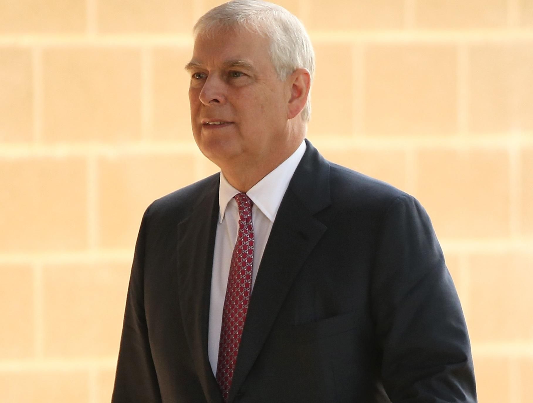 Сын королевы Елизаветы II принц Эндрю сложил обязанности монарха из-за секс-скандала Сын королевы Елизаветы II принц Эндрю сложил обязанности монарха из-за секс-скандала