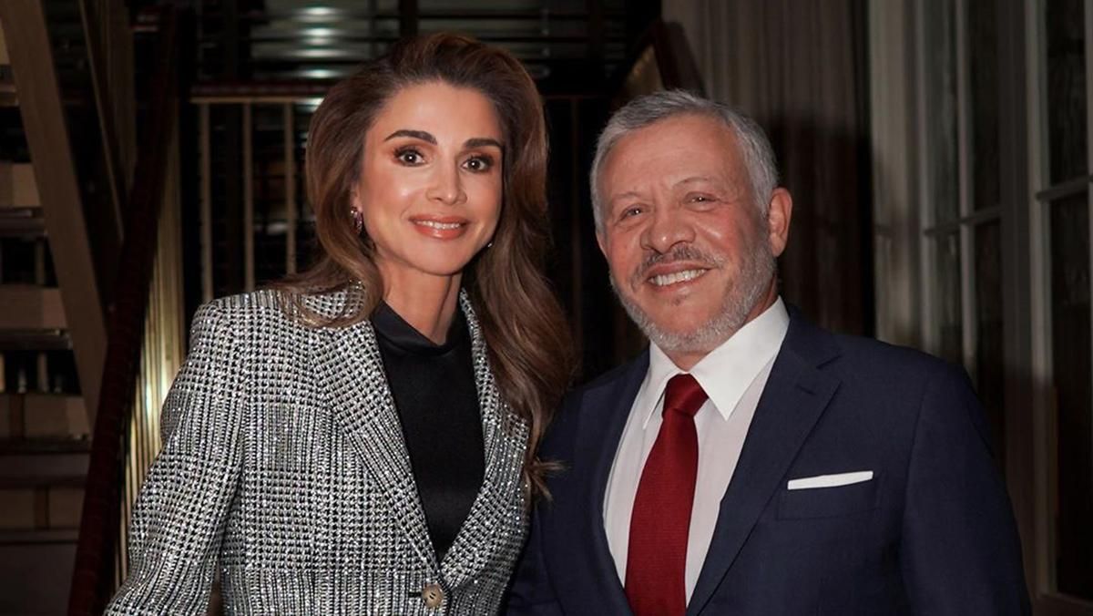 Королева Иордании приехала в США в трендовом брючном костюме: фото