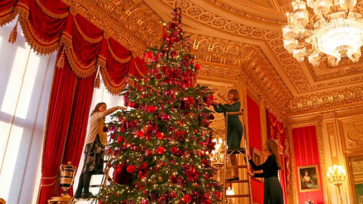 Виндзорский замок украсили к новогодним праздникам: как выглядит резиденция королевы