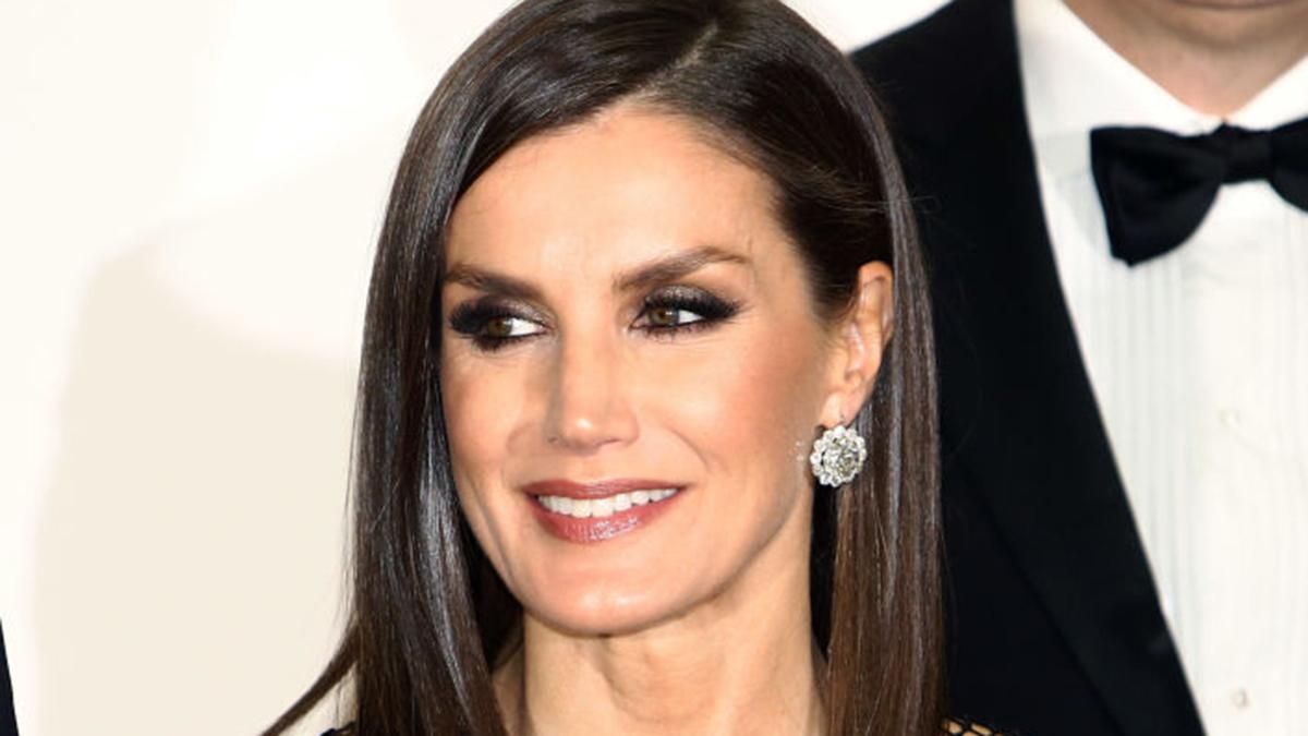 Как не потерять эффектность в черном наряде: пример королевы Испании Как не потерять эффектность в черном наряде: пример королевы Испании