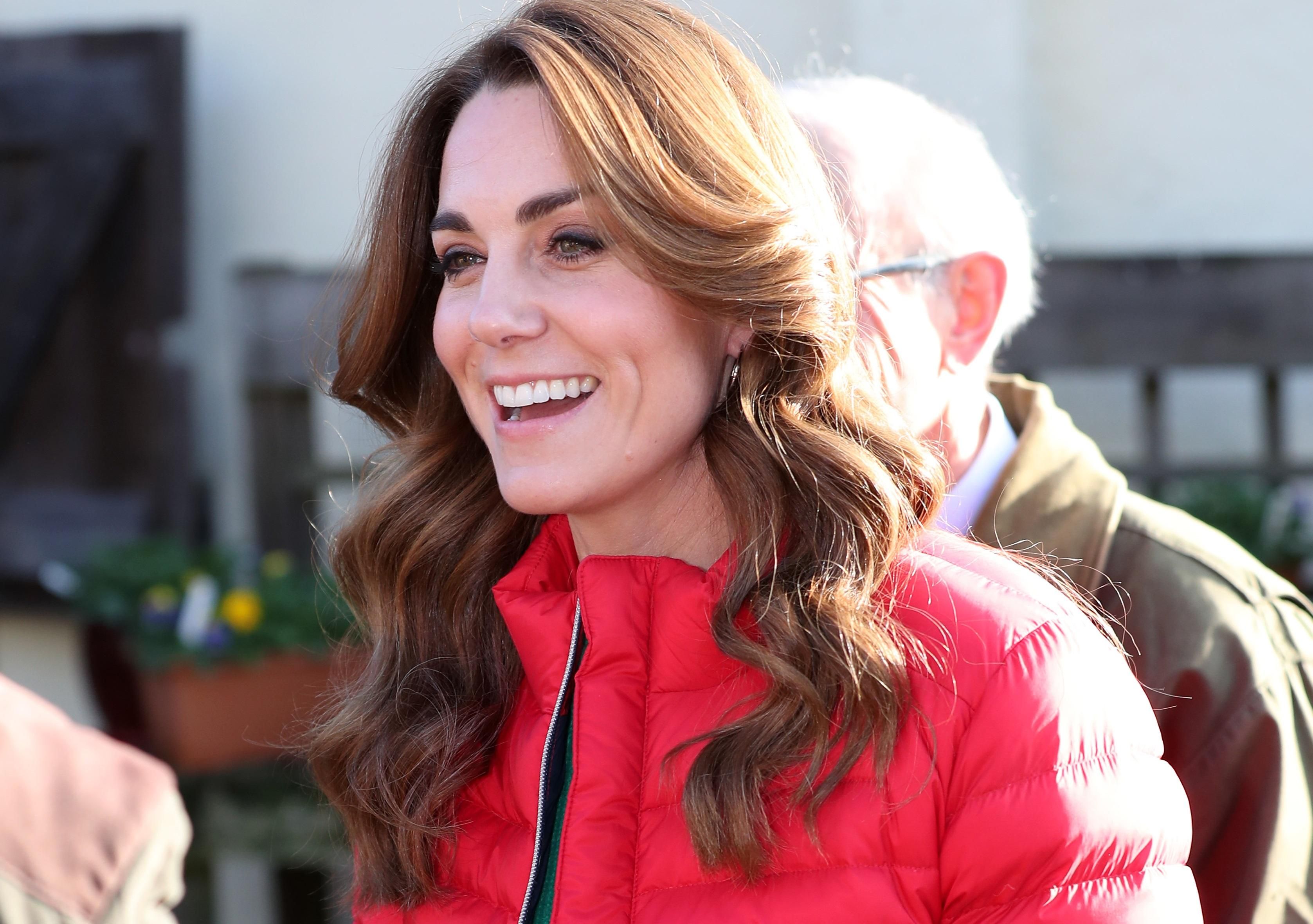 В красном пуховике и джинсах: Кейт Миддлтон продемонстрировала casual-образ В красном пуховике и джинсах: Кейт Миддлтон продемонстрировала casual-образ