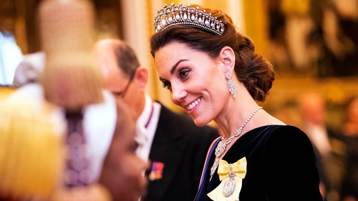 Прийом у Букінгемському палаці: королівська родина продемонструвала розкішні прикраси 