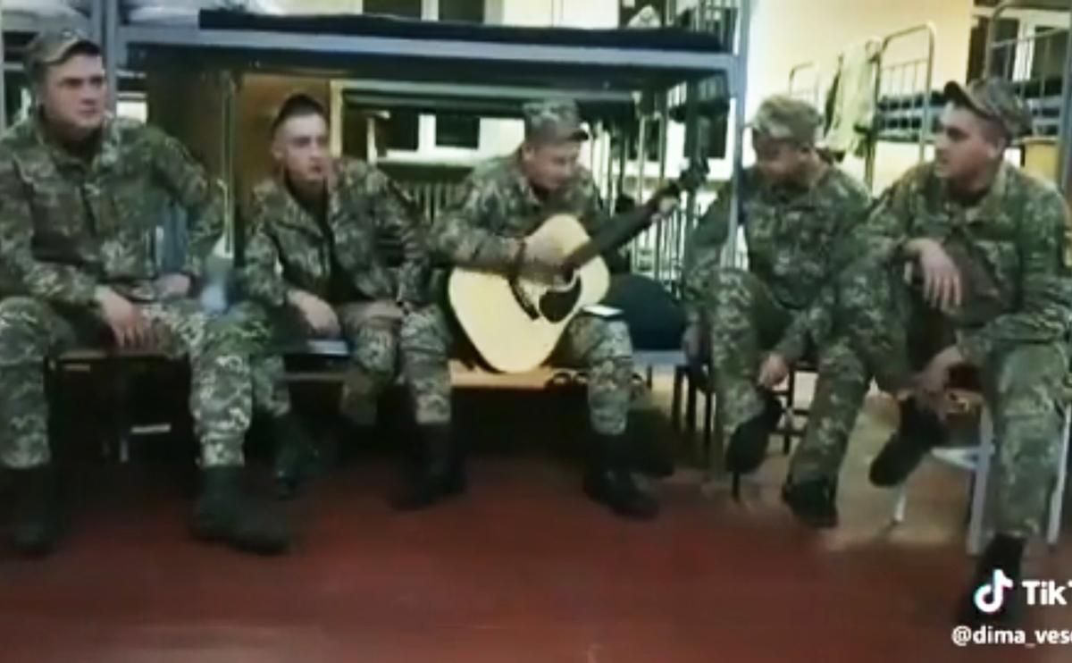 Украинские военные-срочники выполнили русскую песню о войне в Чечне: видео
