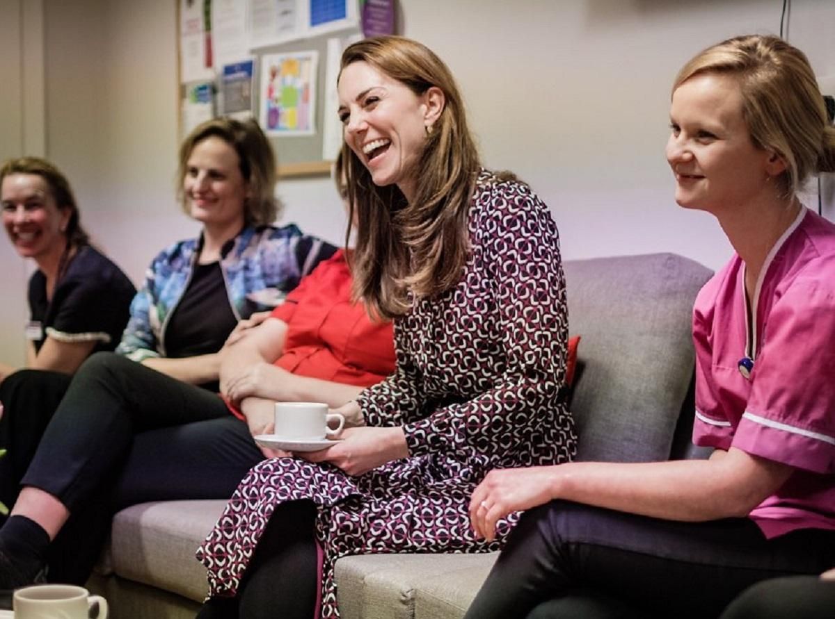 У зручній сукні від Michael Kors: Кейт Міддлтон завітала у пологовий будинок в Лондоні – фото