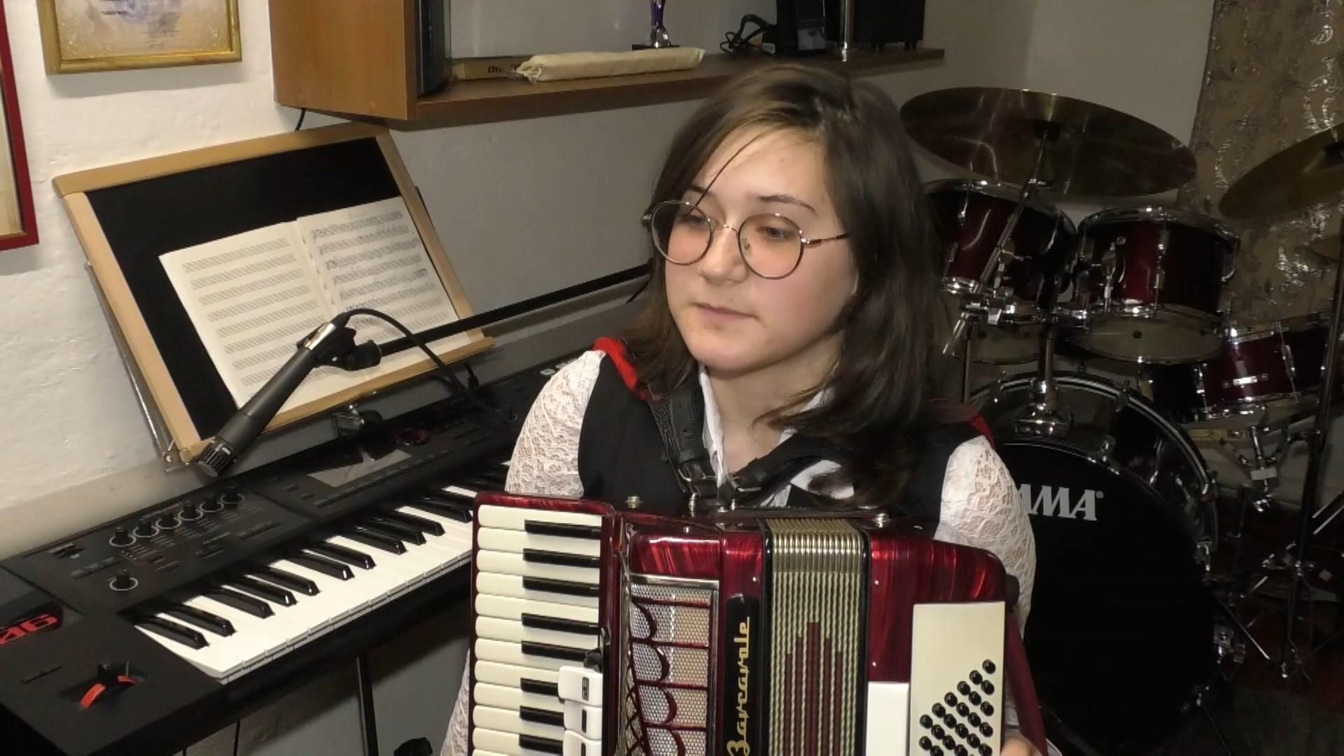 Школьница из Черкасс освоила 15 музыкальных инструментов: зрелищное видео Школьница из Черкасс освоила 15 музыкальных инструментов: зрелищное видео