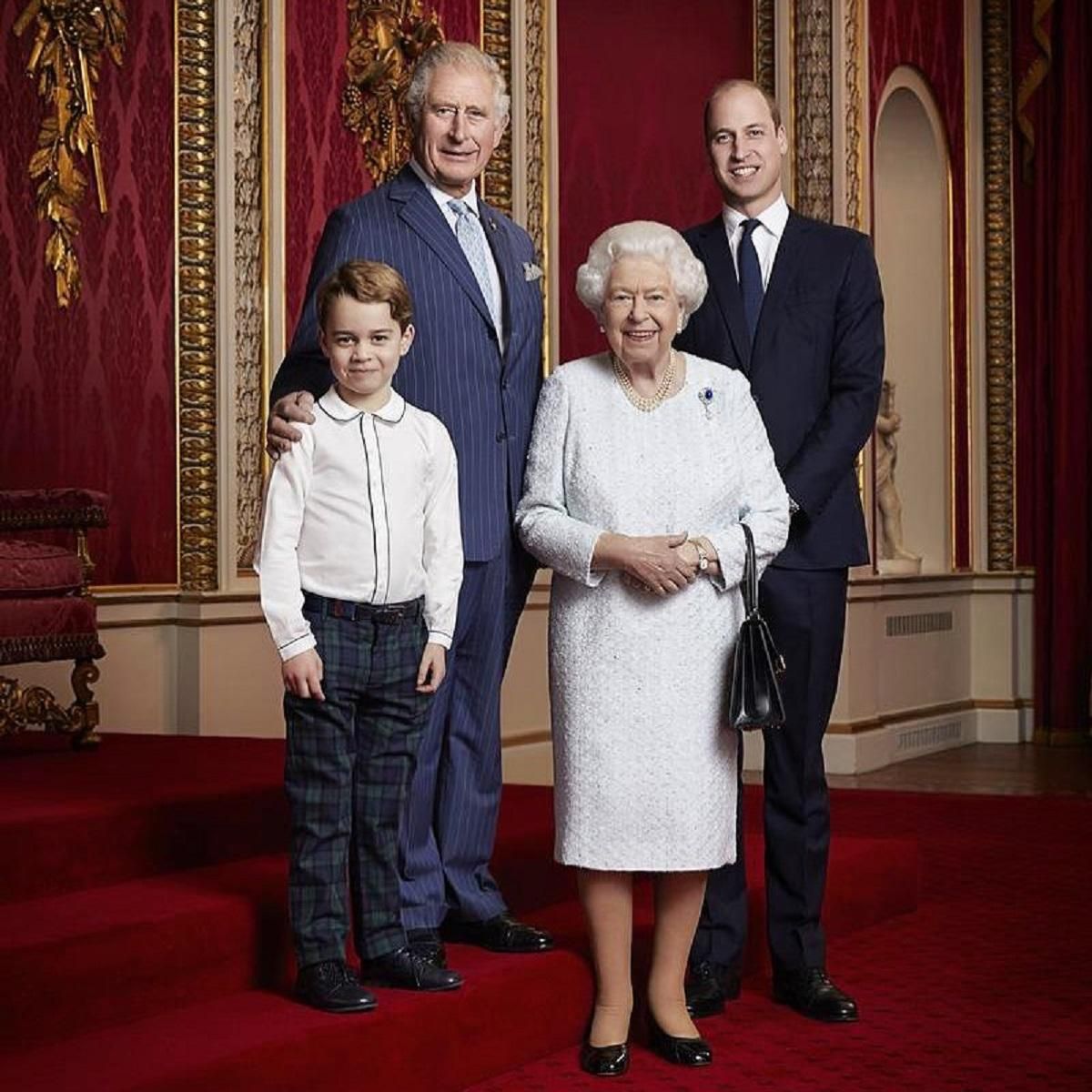 Елизавета II показала совместное фото с тремя наследниками