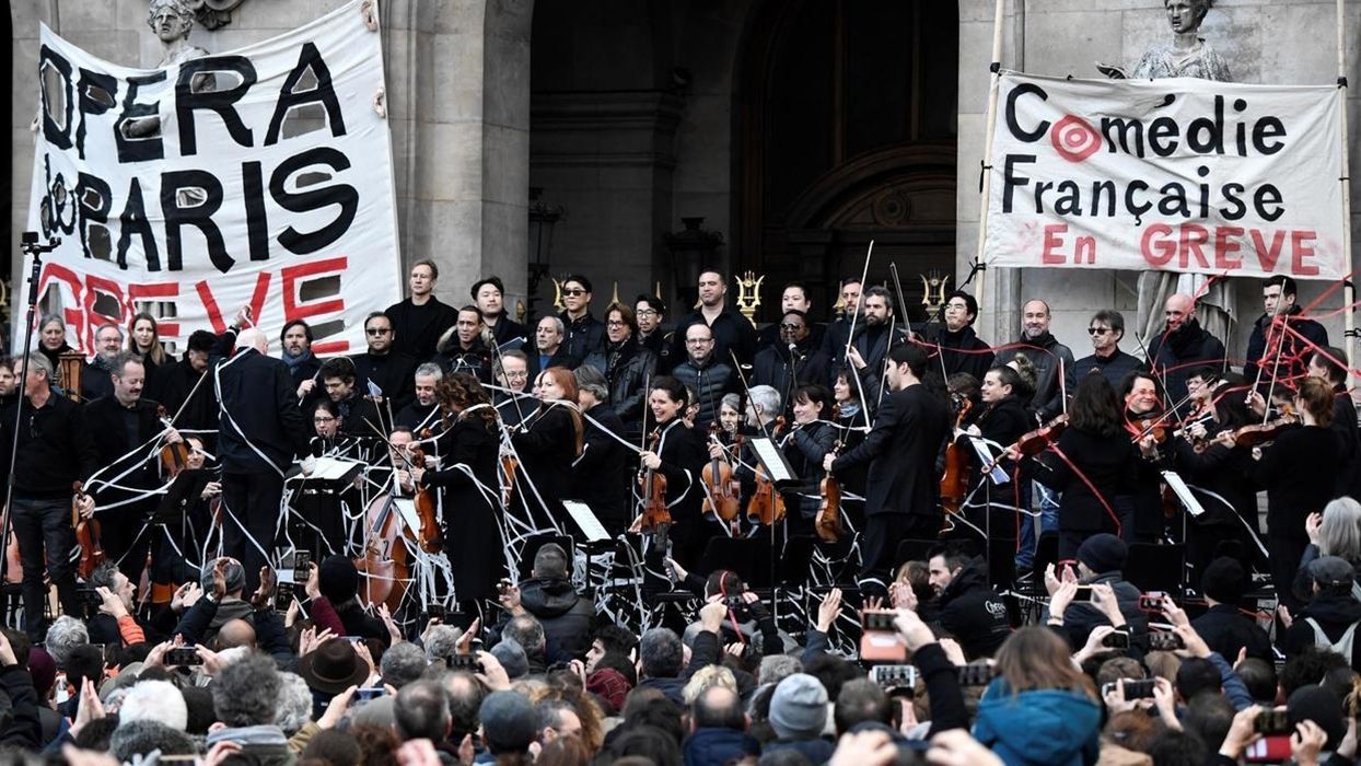 Оркестр оперы Парижа поддержал протестующих и сыграл прямо на улице: видео