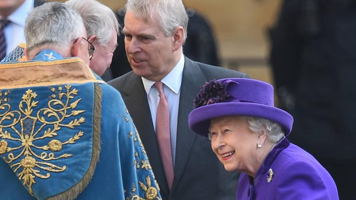 Королева Єлизавета ІІ вперше здійснила публічний вихід зі скандальним принцом Ендрю 