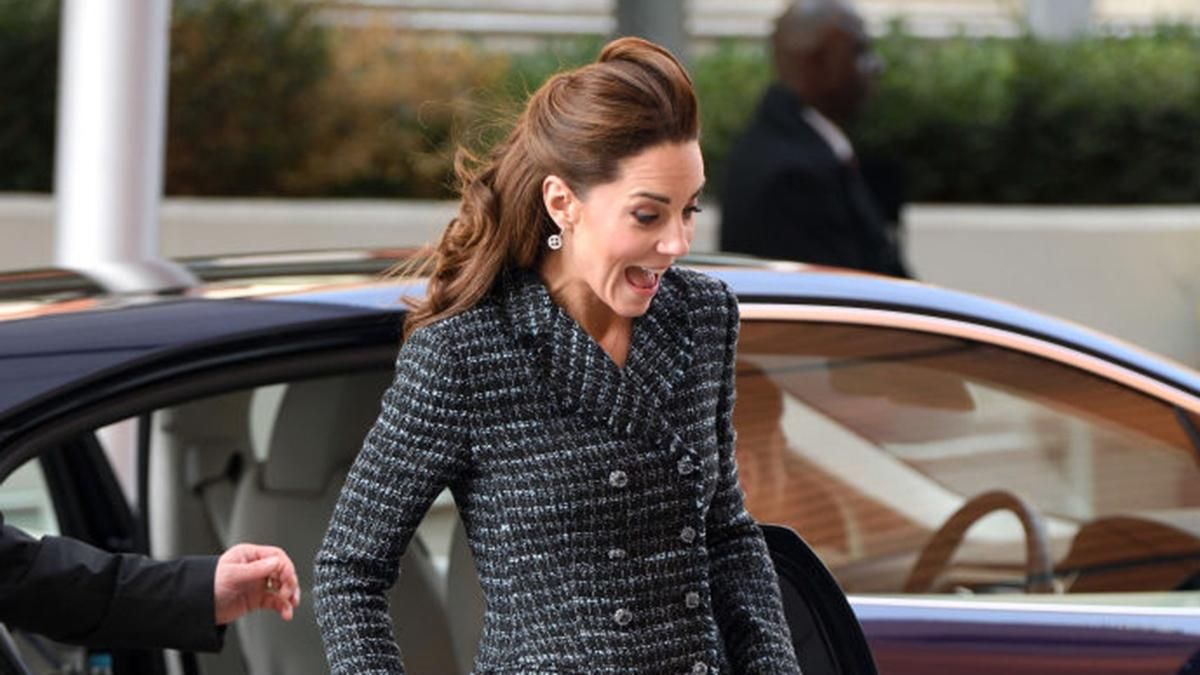 Кейт Міддлтон оконфузилась на офіційному виході: кумедні фото Кейт Міддлтон оконфузилась на офіційному виході: кумедні фото