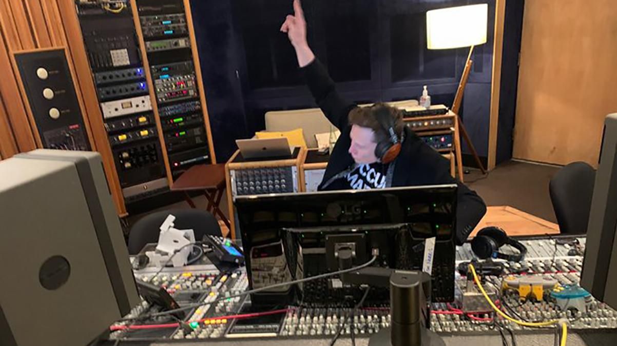 Миллиардер и основатель SpaceX Илон Маск представил свою песню "Не сомневайся" Миллиардер и основатель SpaceX Илон Маск представил свою песню "Не сомневайся"