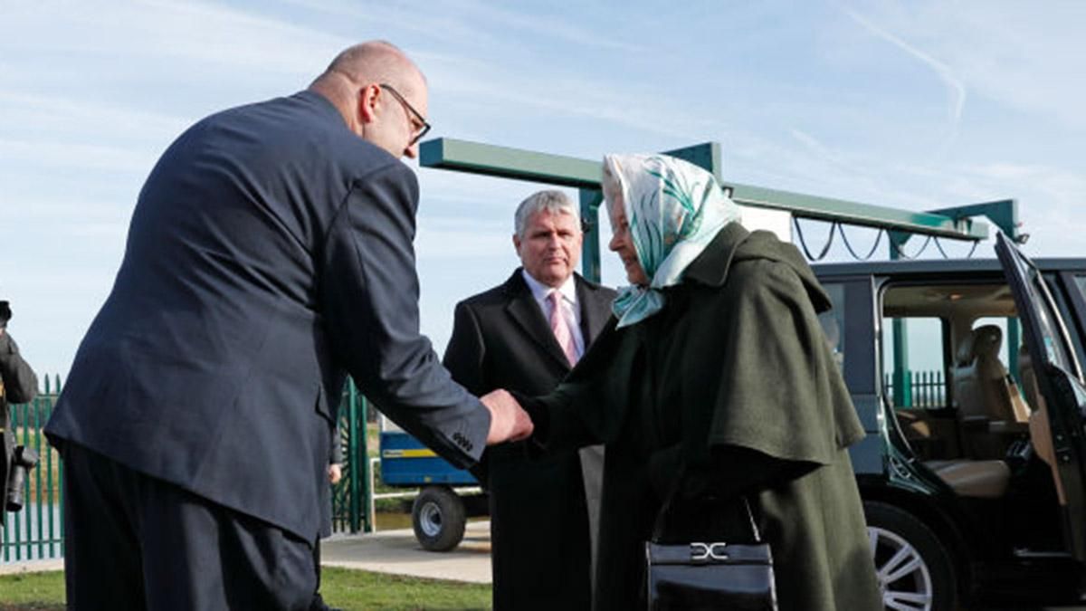 У хустині і пальті з капюшоном: Єлизавета ІІ здійснила офіційний вихід У хустині і пальті з капюшоном: Єлизавета ІІ здійснила офіційний вихід