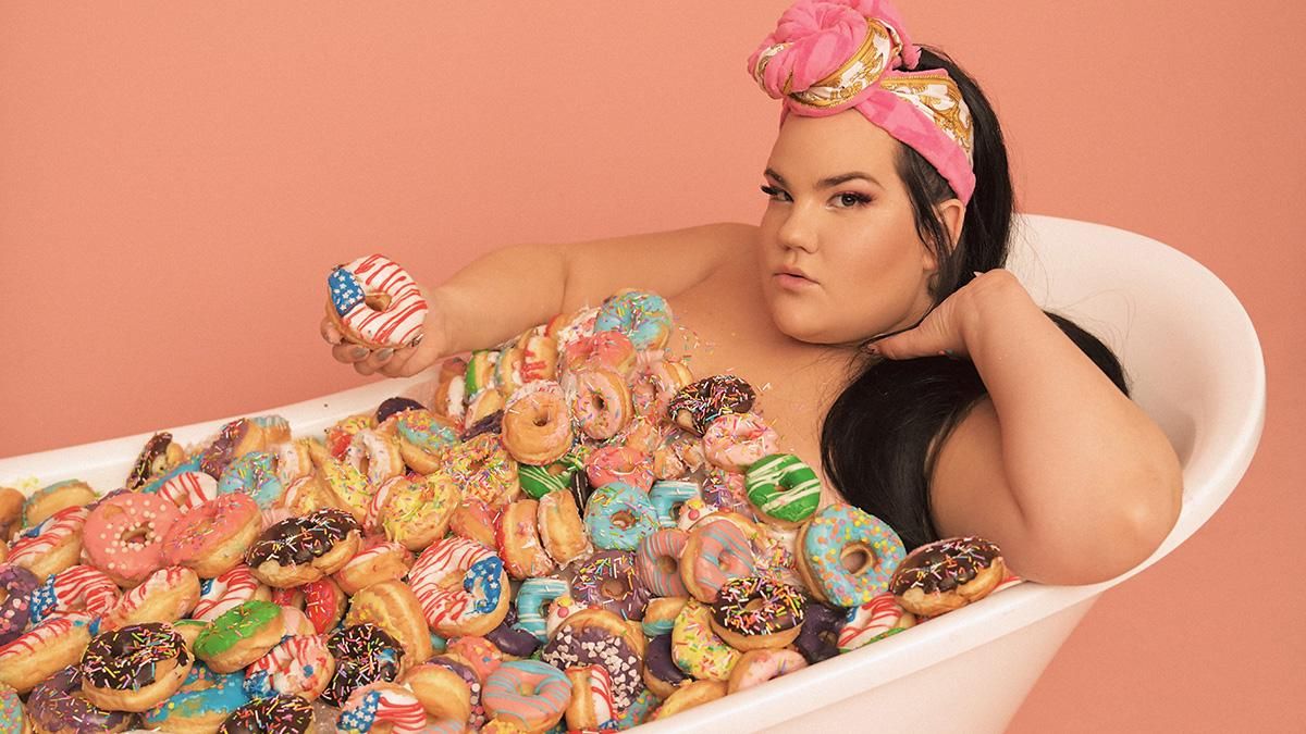 Пышнотелая Нетта Барзилай высмеяла современную культуру еды в новом клипе: видео Пышнотелая Нетта Барзилай высмеяла современную культуру еды в новом клипе: видео