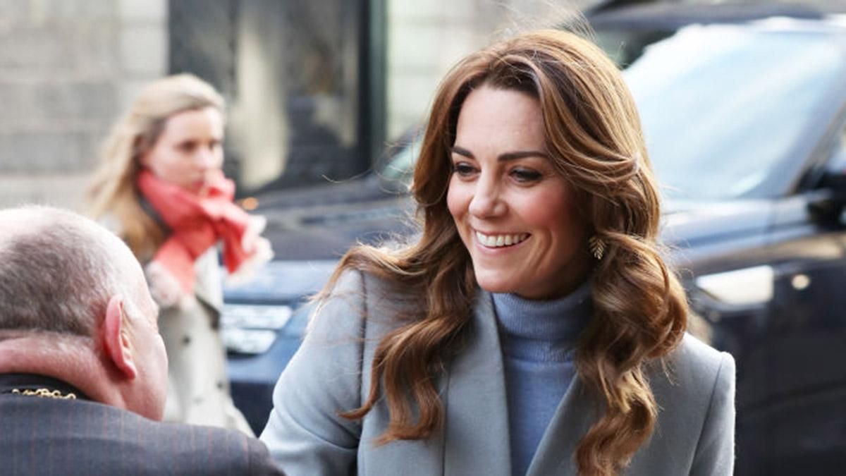 Кейт Миддлтон примерила брендовое пальто для поездки в Шотландию: фото Кейт Миддлтон примерила брендовое пальто для поездки в Шотландию: фото