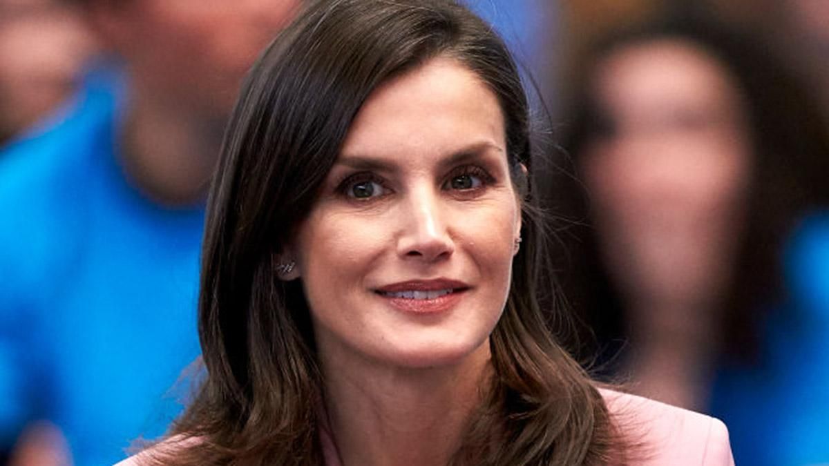 В брючном костюме и блузке: королева Испании продемонстрировала элегантный образ В брючном костюме и блузке: королева Испании продемонстрировала элегантный образ