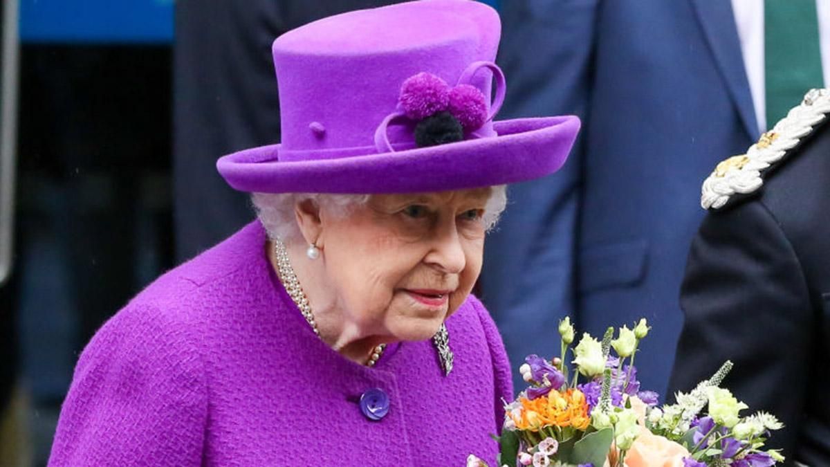 В пальто и шляпе с помпонами: королева Елизавета II продемонстрировала яркий образ