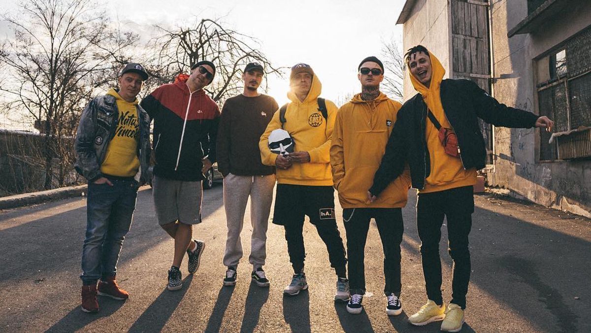 Mozgi випустили кліп на пісню "Девчонка": тендітні дівчата опанували чоловічі професії Mozgi випустили кліп на пісню "Девчонка": тендітні дівчата опанували чоловічі професії