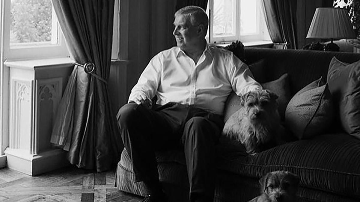 Принц Ендрю влаштовував побачення в Букінгемському палаці: обраниця сиділа на троні королеви Принц Ендрю влаштовував побачення в Букінгемському палаці: обраниця сиділа на троні королеви