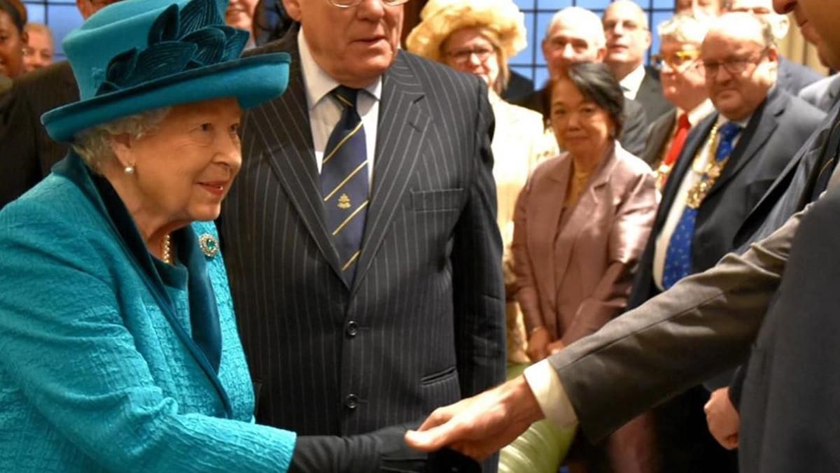 Королева Єлизавета ІІ провела церемонію нагородження у рукавичках через загрозу коронавірусу