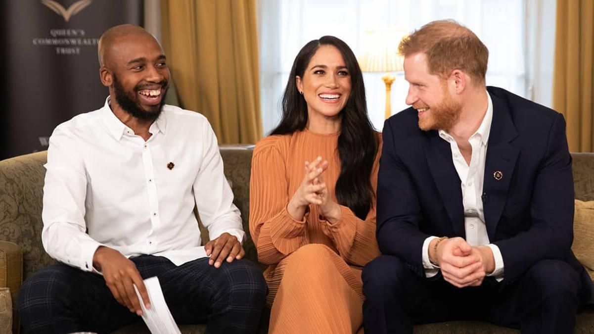 Меган Маркл и принц Гарри встретились с молодежью: фантастический образ герцогини Сассекскской Меган Маркл и принц Гарри встретились с молодежью: фантастический образ герцогини Сассекскской