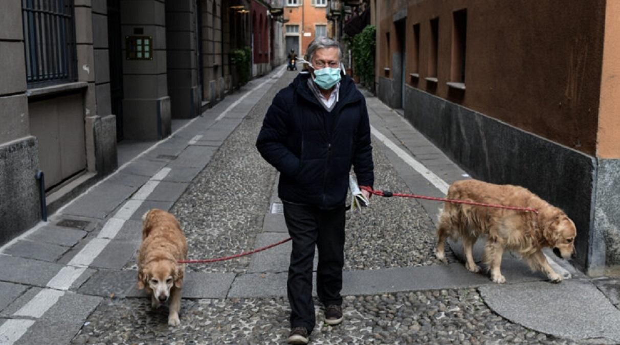 Карантин в Італії: жителі з вікон разом співають пісні – відео Карантин в Італії: жителі з вікон разом співають пісні – відео