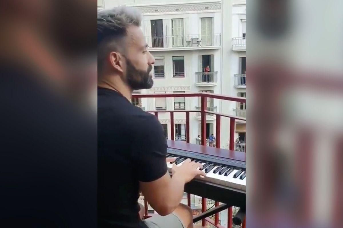 Сеть захватил видеоролик пианиста, сыгравшего на балконе знаменитую песню Селин Дион