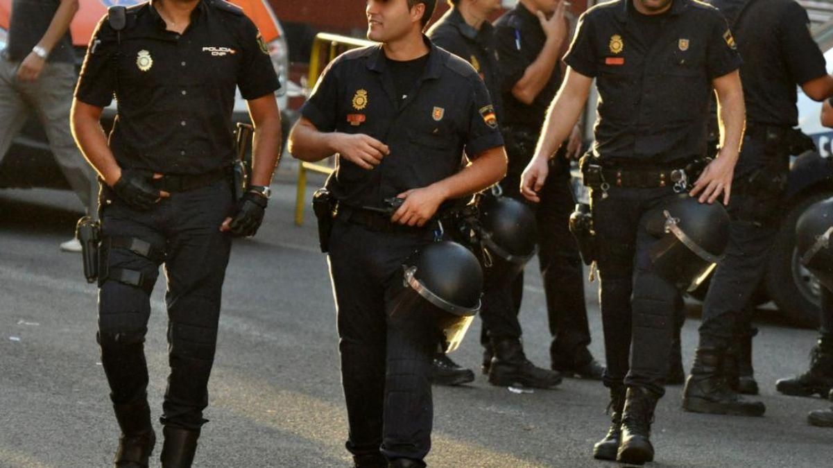 Іспанські поліцейські влаштували для жителів на карантині вуличний концерт: веселі відео