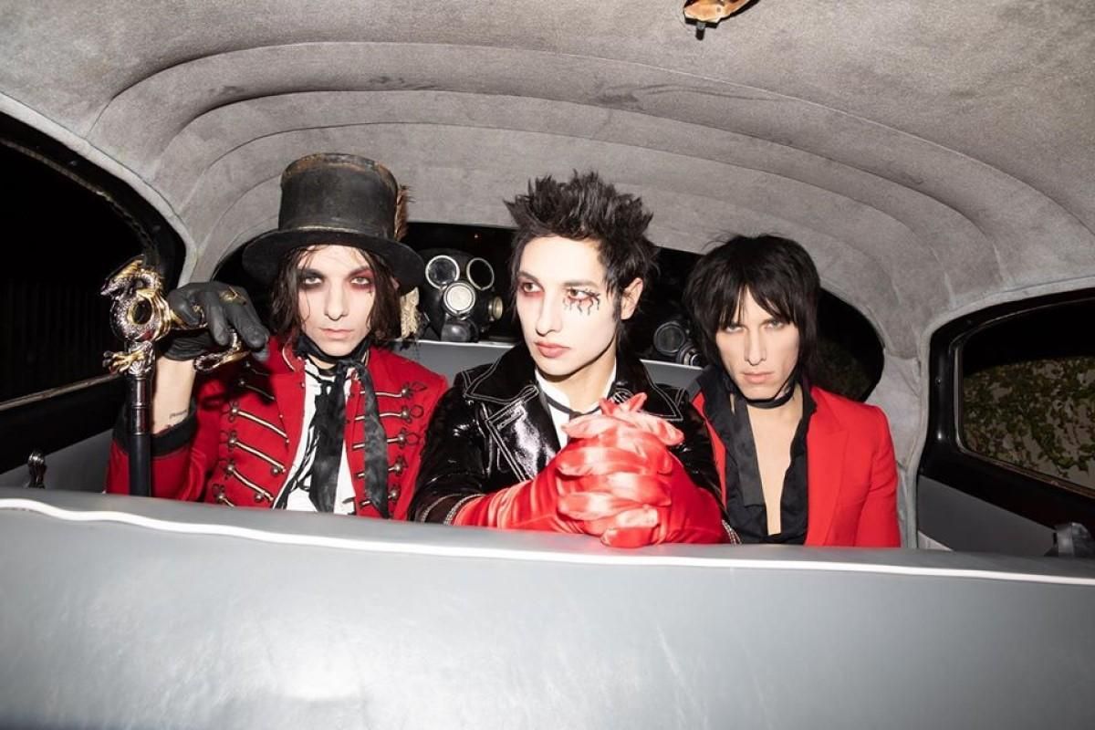 Группа Palaye Royale выпустит альбом об утопическом мире и людях в противогазах Группа Palaye Royale выпустит альбом об утопическом мире и людях в противогазах