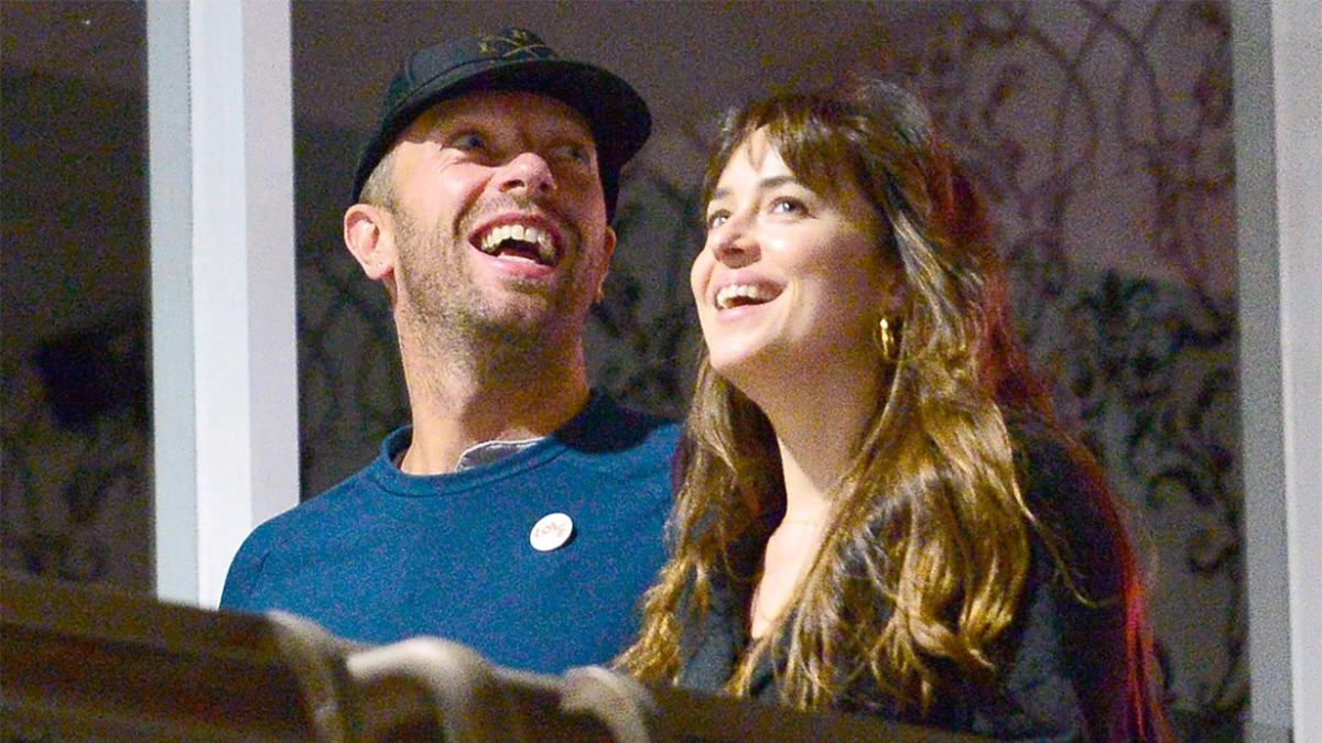 Дакота Джонсон и Крис Мартин вышли на прогулку в разгар коронавируса Дакота Джонсон и Крис Мартин вышли на прогулку в разгар коронавируса