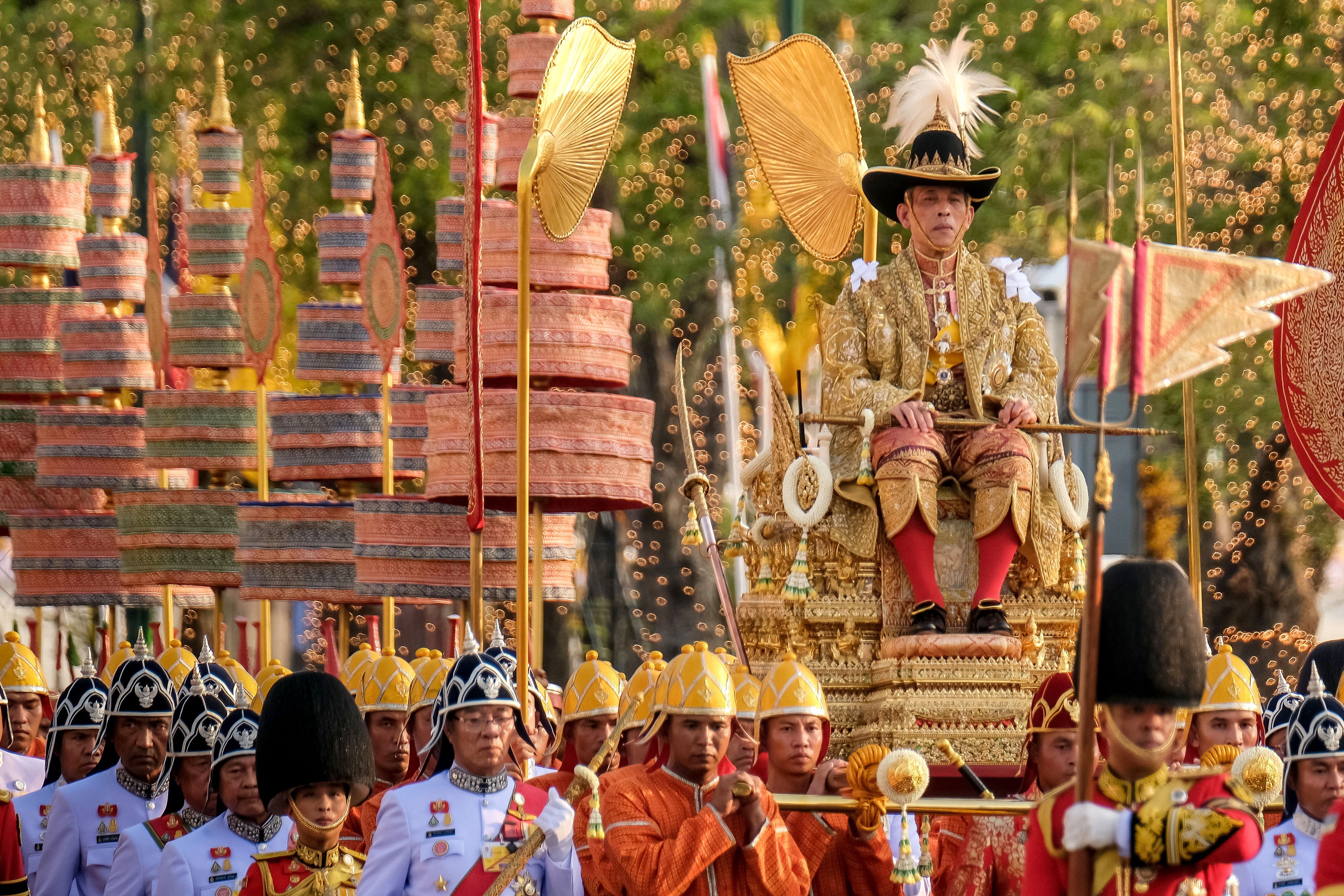 Король Таиланда изолировался от коронавирус в Германии с десятками любовниц, – СМИ