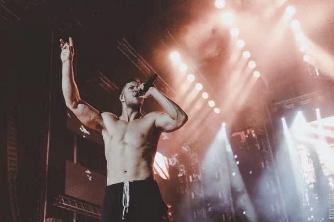 "Ми потребуємо Вас, ми любимо Вас": Imagine Dragons в Києві розчулив серця фанатів "Ми потребуємо Вас, ми любимо Вас": Imagine Dragons в Києві розчулив серця фанатів