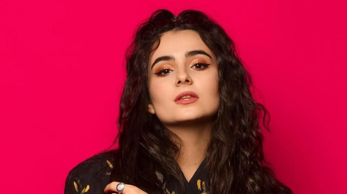 Анна Тринчер примеряла пикантное платье в эмоциональном клипе: видео Анна Тринчер примеряла пикантное платье в эмоциональном клипе: видео