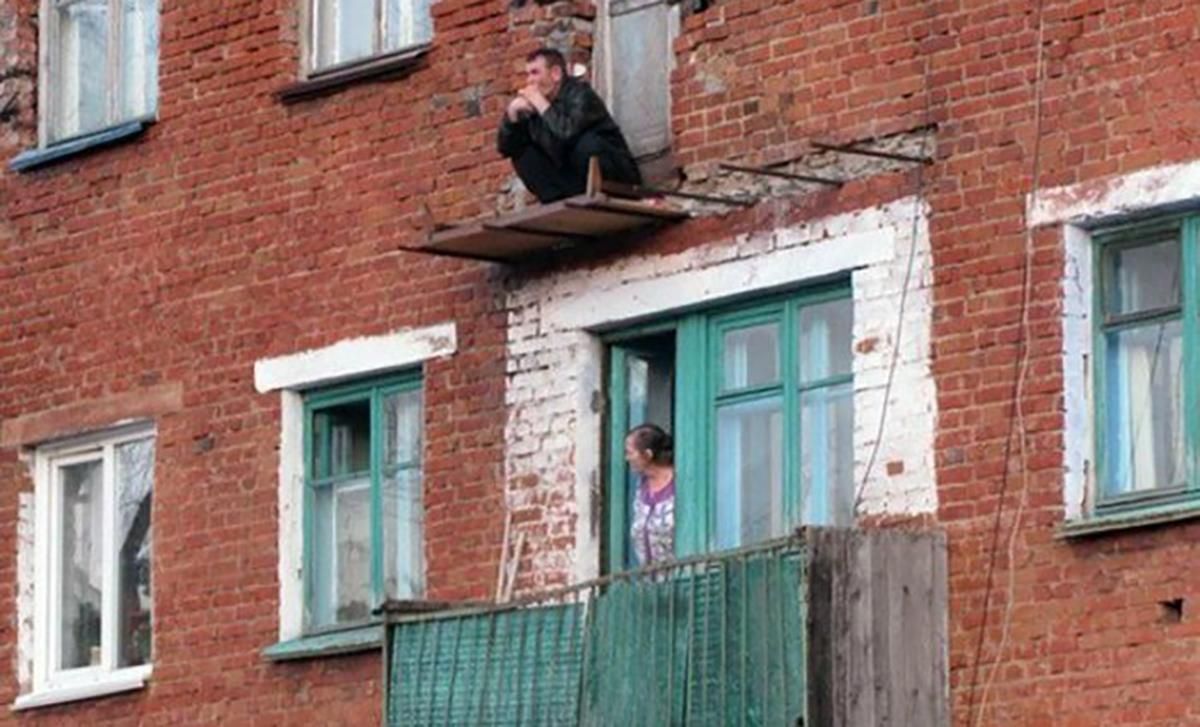 Рюмка водки на столе: що слухають росіяни з вікон своїх будинків під час карантину – відео